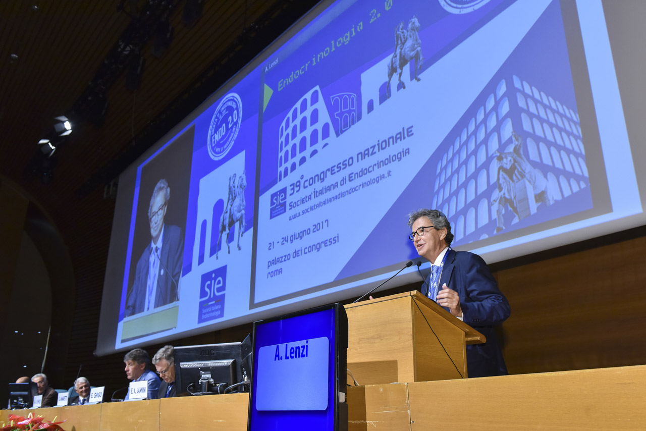 il Prof. Andrea Lenzi, Presidente della Società Italiana di Endocrinologia, introduce il 39° Congresso.